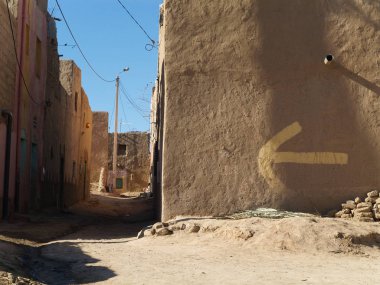 Gün batımında çok sessiz, boş bir Orta Doğu kasabası caddesi.