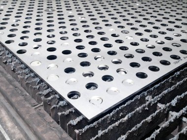 fütüristik paslanmaz çelik metal, rustik arka plan üzerinde lazer kesim