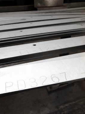 fütüristik paslanmaz çelik lazer metal cutout bir rustik backgrouund üzerinde