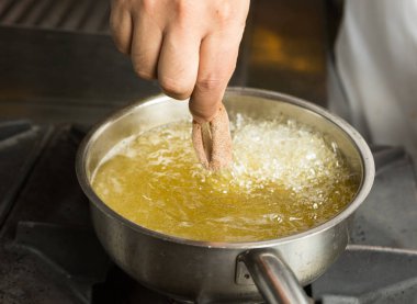 Kalamar halkası sıcak köpüren yağ bir tavaya yerleştiriliyor.