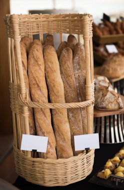 Boş etiketli rustik hasır sepette organik rustik fransız kepekli bagetler.