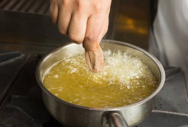 Kalamar halkası sıcak köpüren yağ bir tavaya yerleştiriliyor.