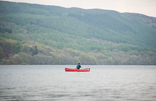 Озеро Coniston Англія 2016 Самотній Canoeist Озері Coniston Озерний Район — стокове фото