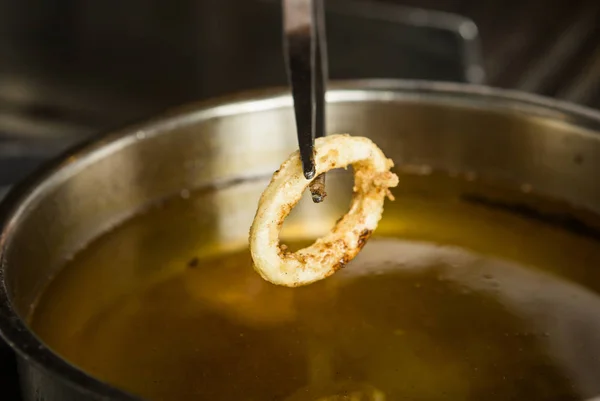 Anillo Calamares Ligeramente Frito Que Saca Una Sartén Aceite Caliente — Foto de Stock