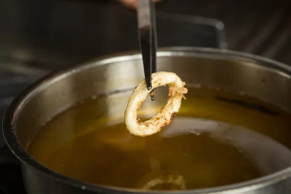 Anillo Calamares Ligeramente Frito Que Saca Una Sartén Aceite Caliente — Foto de Stock