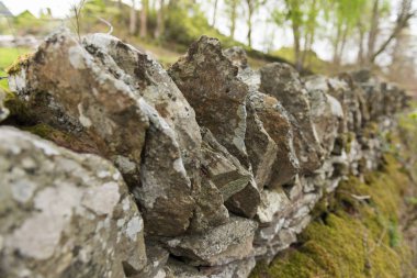 İngiliz kırsalında eski kuru taş duvar sığ alan derinliği ile, mesafe içine kayboluyor