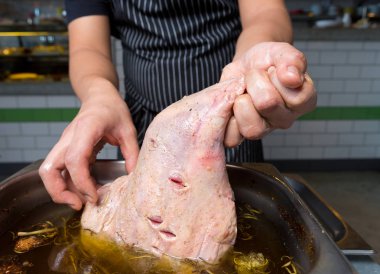 Sızma zeytinyağı, tuz, biberiye, biberiye ve sarımsakdan oluşan bir marination küvetine konulan kuzunun taze organik bacağı bir gecede salamuraya bırakılmış..