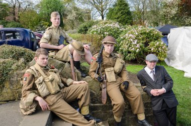 Yorkshire, İngiltere, 05 / 15 / 2015, bir grup genç İngiliz muhafız askeri dinleniyor ve silahlarla poz veriyor. Howarth 1940 'ların hafta sonu