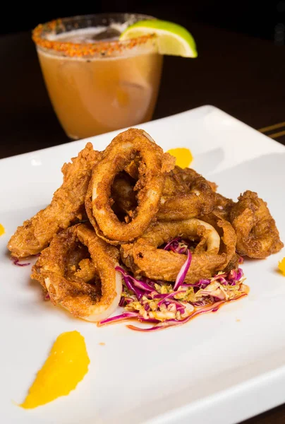 Beaux Calamars Dorés Croustillants Frits Servis Sur Une Assiette Blanche — Photo