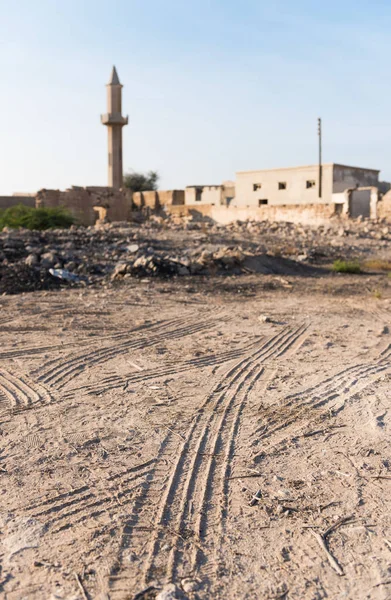 Vereinigte Arabische Emirate Ras Khaimah 2015 Reifenspuren Und Moschee Turm — Stockfoto