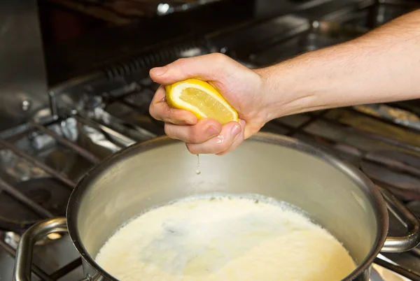Рука Сжимает Сок Органического Здорового Лимона Сливочном Соусе Металлической Сковороде — стоковое фото