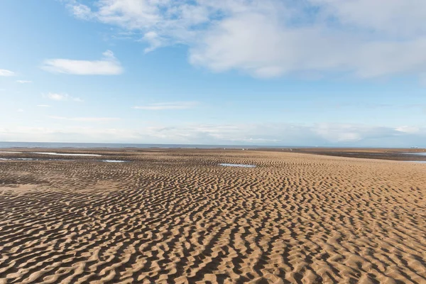 Vacker Blå Himmel Och Texturerat Sand Solig Dag Stranden — Stockfoto