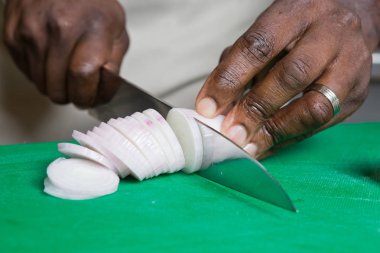 Organik soğan dilimleri, yeşil kesme tahtası içine Dilimleme keskin bir bıçak.