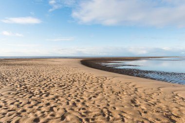 Güzel mavi gökyüzü ve güneşli bir plaj dokulu kum