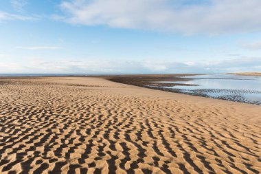 Güzel mavi gökyüzü ve güneşli bir plaj dokulu kum