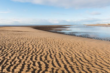 Güzel mavi gökyüzü ve güneşli bir plaj dokulu kum