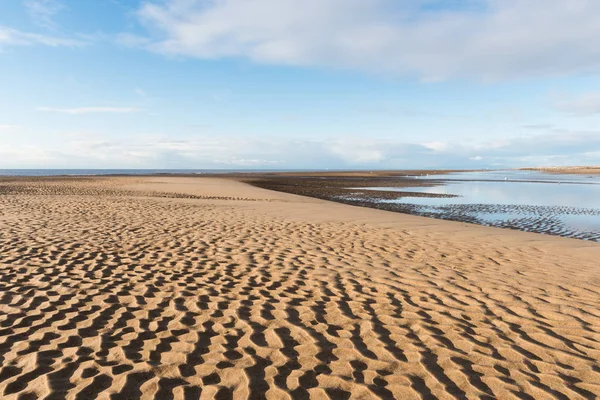 Mooie Blauwe Hemel Getextureerde Zand Een Zonnige Dag Het Strand — Stockfoto