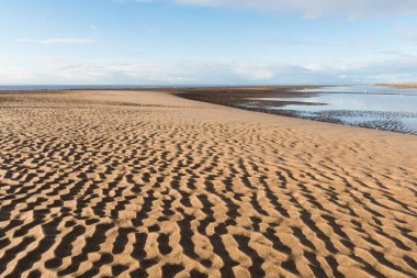Güzel mavi gökyüzü ve güneşli bir plaj dokulu kum