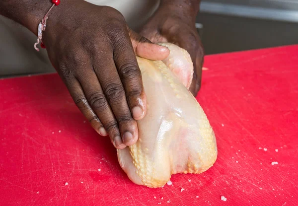 Chef Frotando Aceite Oliva Piel Pollo Entero Orgánico — Foto de Stock