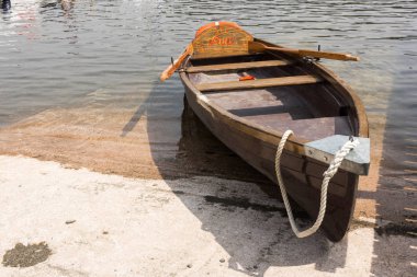 Bir göl kenarında bir vintage, ahşap rustik kürek tekne.