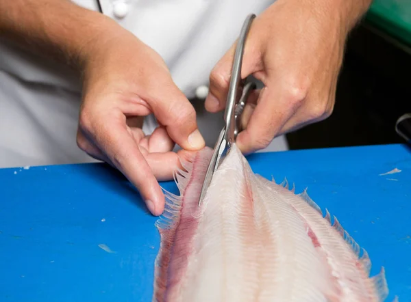 Biologische Verse Sole Witvis Wordt Uitgebeend Gesneden Bereid Voor Het — Stockfoto