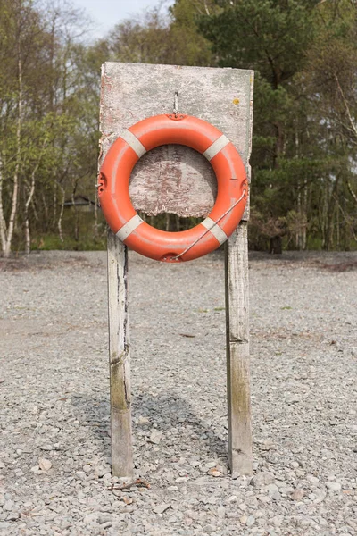 Old Orange Rustic Life Buoy Attached Weathered Wooden Post Lake — Stock Photo, Image