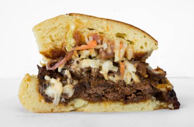 Füme et biftekli sandviç, Barbekü sosu ve beyaz bir arka plan üzerinde izole lahana salatası ile.