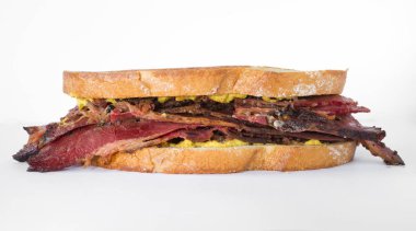 Füme et etli sandviç hardal ve siyah biber Mısır, beyaz izole ile