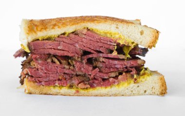 Füme et etli sandviç hardal ve siyah biber Mısır, beyaz izole ile