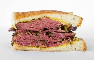 Füme et etli sandviç hardal ve siyah biber Mısır, beyaz izole ile