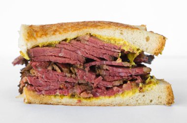 Füme et etli sandviç hardal ve siyah biber Mısır, beyaz izole ile