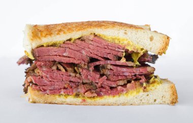 Füme et etli sandviç hardal ve siyah biber Mısır, beyaz izole ile