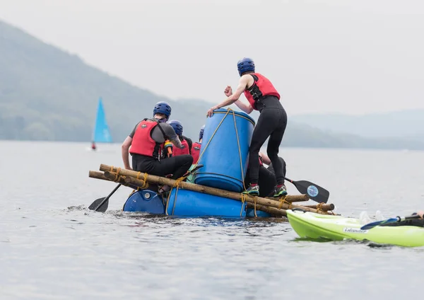 英国康尼斯顿湖 2016 一群人乘坐临时木筏 在湖区的康尼斯顿湖 团队建设练习 — 图库照片