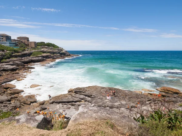 澳大利亚 2016 邦迪到勃朗特海洋步行 Tamarama 新南威尔士 温暖的夏日里美丽的蓝天 — 图库照片