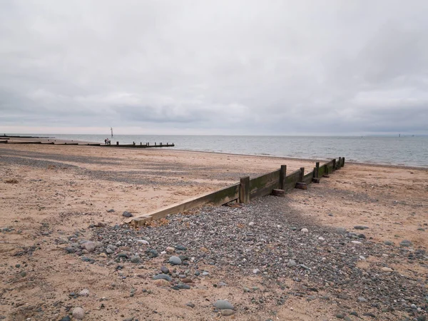 Deprimerande Mulet Dyster Dag Sandstrand Med Väderbitet Trä Wave Brytare — Stockfoto