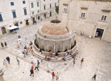 Dubrovnik, Hırvatistan, 06/06/2016 Dubrovnik eski kasaba Hırvatistan, büyük Onofrios çeşme yukarıdan vurdu.