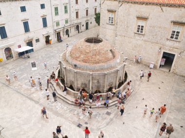 Dubrovnik, Hırvatistan, 06/06/2016 Dubrovnik eski kasaba Hırvatistan, büyük Onofrios çeşme yukarıdan vurdu.