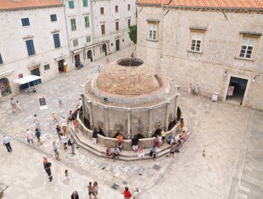 Dubrovnik, Hırvatistan, 06/06/2016 Dubrovnik eski kasaba Hırvatistan, büyük Onofrios çeşme yukarıdan vurdu.