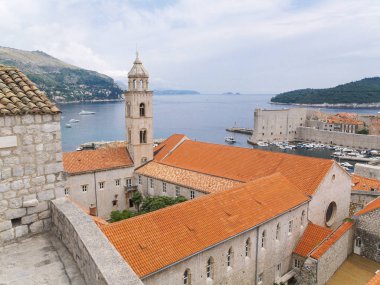 Dubrovnik, Hırvatistan, 06/06/2016 Dubrovnik eski kasaba Hırvatistan, kiliseler ve evler çatı Üstten Görünüm
