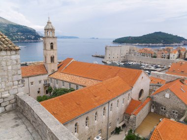 Dubrovnik, Hırvatistan, 06/06/2016 Dubrovnik eski kasaba Hırvatistan, kiliseler ve evler çatı Üstten Görünüm