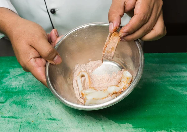 Anillos Calamares Crudos Colocados Tazón Metal Mezclado Con Especias Mexicanas — Foto de Stock