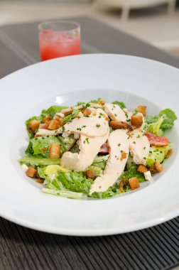 İhale organik ücretsiz aralığı tavuk göğsü, bir lezzetli kesildiği tarih salata tabak içinde görev yaptı. Gevrek kruton ve taze marul yaprakları ile.