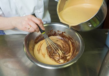 Karışık ve harmanlanmış, zengin koyu çikolata sosu bir kaseye krem tuzlu kurabiye sos.