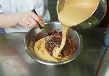 Karışık ve harmanlanmış, zengin koyu çikolata sosu bir kaseye krem tuzlu kurabiye sos.