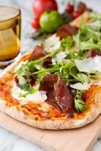 Salame Gourmet Parmigiano Pizza Rucola Serviti Una Tavola Legno Rustico — Foto Stock