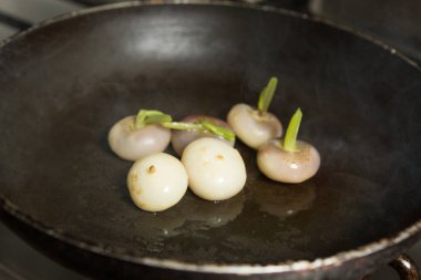 Bir tavada metal pişmiş ve bir sos caramelised, taze organik bebek şalgam.