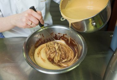 Karışık ve harmanlanmış, zengin koyu çikolata sosu bir kaseye krem tuzlu kurabiye sos.