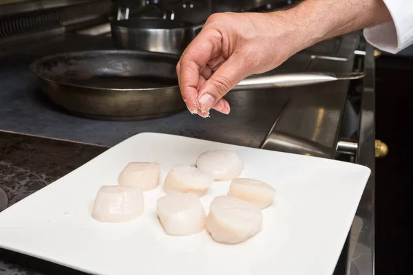 Вкусные Органические Гребешки Белой Тарелке Приправленные Морской Каменной Солью Приготовления — стоковое фото
