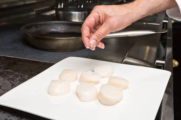 Deliciosas Vieiras Orgánicas Plato Blanco Sazonadas Mano Con Sal Roca — Foto de Stock