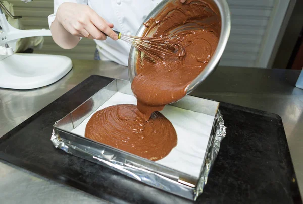 Сливочный Богатый Темно Шоколадный Десертный Соус Наливают Поднос Выпечки — стоковое фото